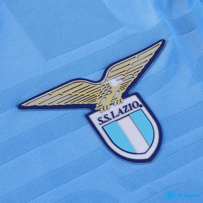 Áo thi đấu trên sân nhà của Lazio là quần và tất trắng, áo xanh da trời trên SVĐ Olimpico