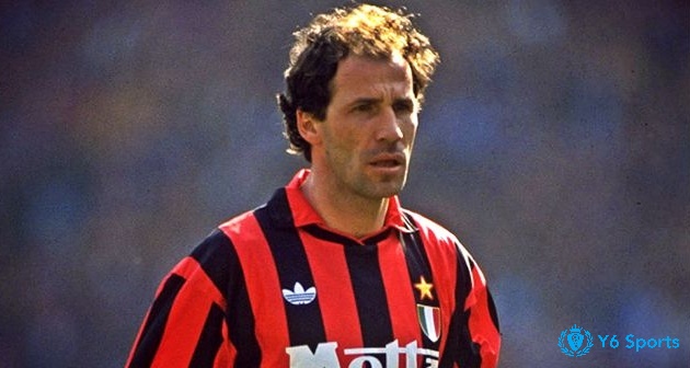 Trung vệ Franco Baresi ấn tượng với lối chơi bóng linh hoaạt