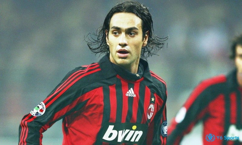 Trung vệ Alessandro Nesta sở hữu tài năng được công nhận trong đội hình xuất sắc nhất AC Milan