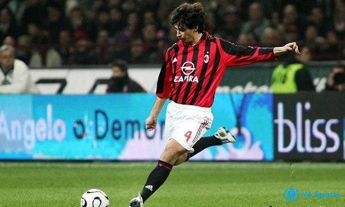 Đội hình xuất sắc nhất AC Milan phải kể đến tiền vệ Demetrio Albertini