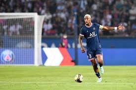 Trung vệ hay nhất Ligue 1 đóng vai trò then chốt trong việc bảo vệ khung thành 